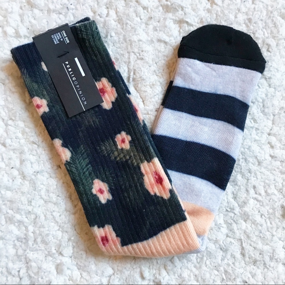 PUBLIC OPINION: Mens New With Tags Hawaiian Striped Tropical Hibiscus Socks